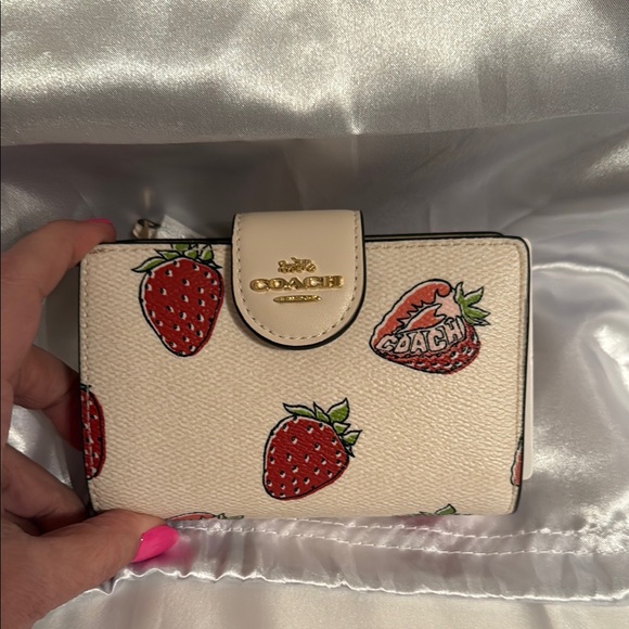 🍓Coach Cream Wallet with Strawberry Print🍓 - Picture 2 of 6